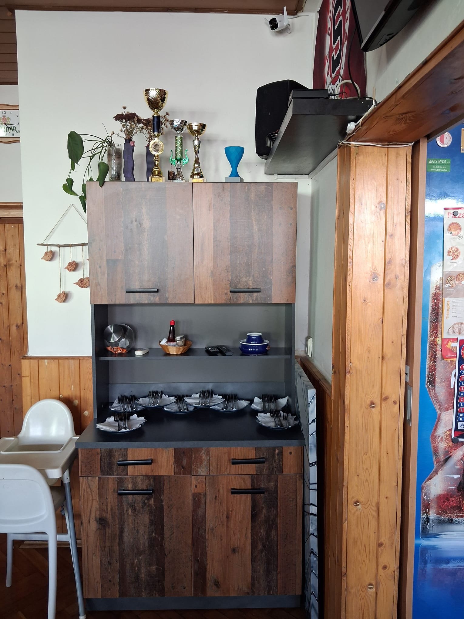 Dětské jídelní židličky a zázemí restaurace